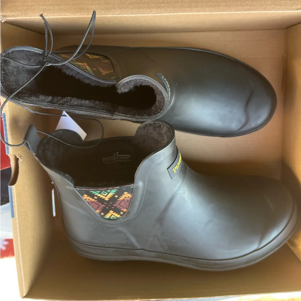 NWT Pendleton Women’s Iconic Patterned faux fur lined Rain boot - Size 7 - Picture 6 of 9